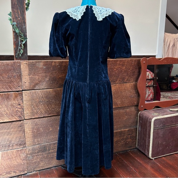Vintage Wednesday Adams Goth Velvet Dress w Victorian Lace Collar & Puff Sleeves - Picture 7 of 14